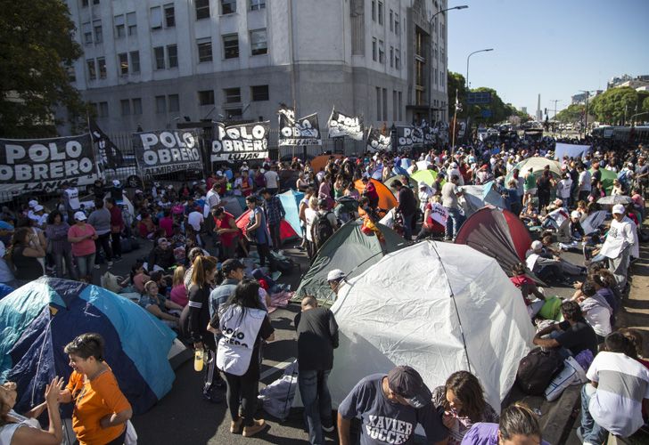 Con carpas y carteles, los manifestantes se apostaron sobre la Avenida 9 de Julio.