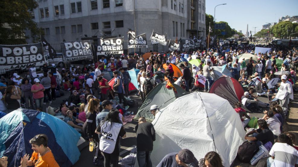 Con carpas y carteles, los manifestantes se apostaron sobre la Avenida 9 de Julio