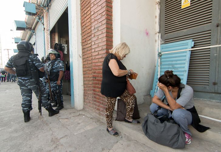  Más de dos mil efectivos policiales realizaron 500 allanamientos en las tres ferias (Urkupiña, Ocean y Punta Mogotes).