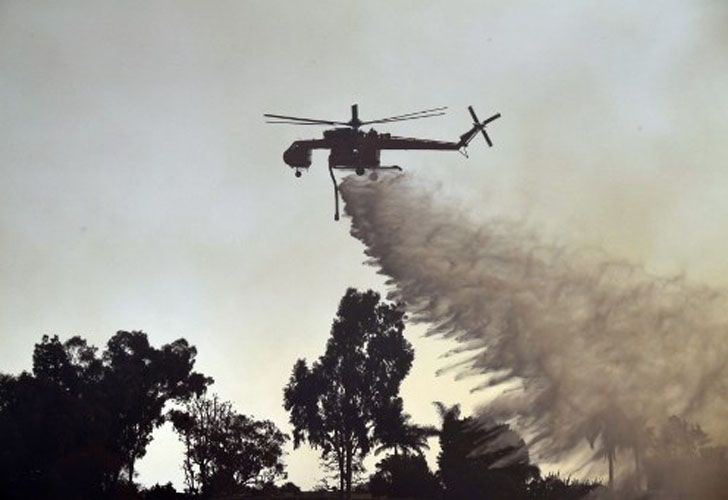 Más de un millar de bomberos batallaban contra el gigantesco incendio forestal.