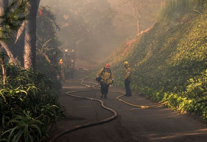 El departamento de bomberos de Ventura, un condado al norte de Los Ángeles, informó que más de 27.000 personas abandonaron sus hogares para huir del incendio.