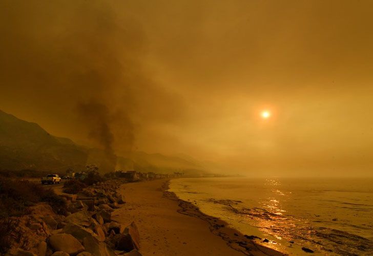 Las condiciones climáticas son extremas y los vientos pueden lanzar bolas de fuego, advirtió el alcalde de Los Ángeles, Eric Garcetti, en su cuenta de Twitter.