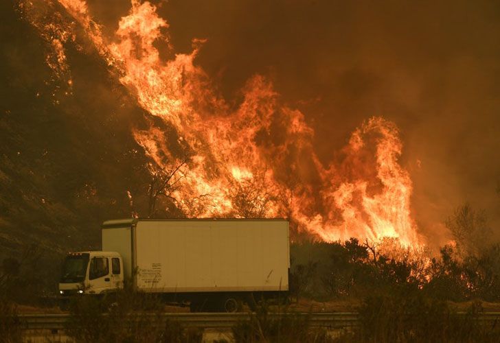 En la zona de Ventura falleció una persona cuando "su carro volcó" mientras huía del fuego