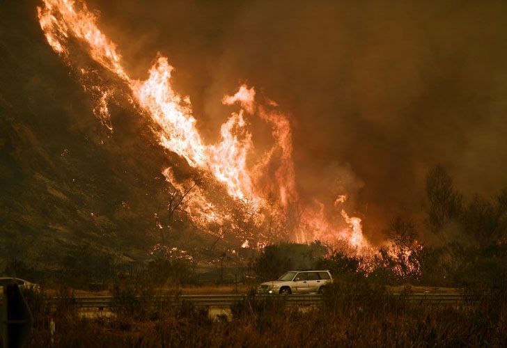 El incendio comenzó la noche del lunes y consume pasto seco.