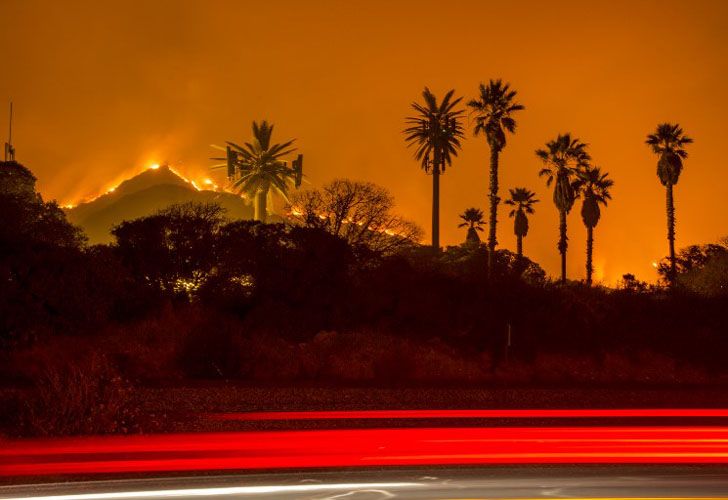 El servicio meteorológico nacional emitió una "bandera roja" de alerta en la mayoría de los condados de Los Ángeles y Ventura hasta el jueves.