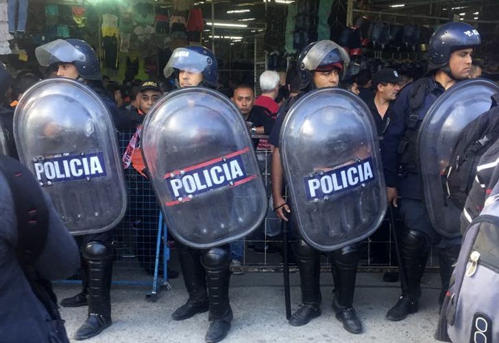 Mientras el megaoperativo se llevaba adelante esta mañana, Juan Manuel Lousans -jefe de seguridad de una de las ferias, prófugo en una causa por "asociación ilícita"- se entregó en los Tribunales de Lomas de Zamora.