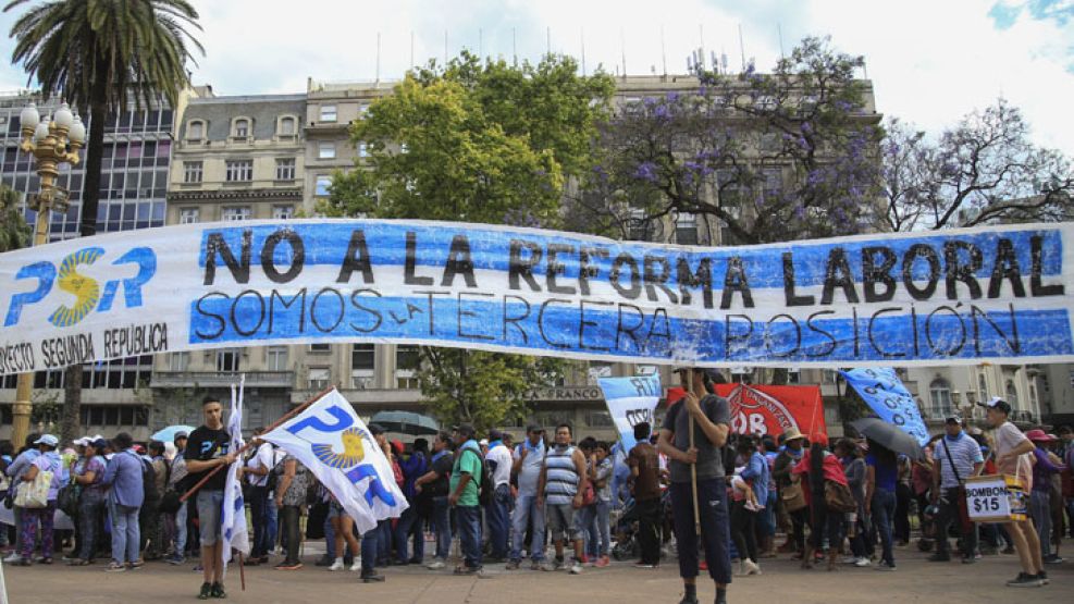 Gremios, organizaciones sociales y partido de izquierda se movilizaron hacia Plaza de Mayo.