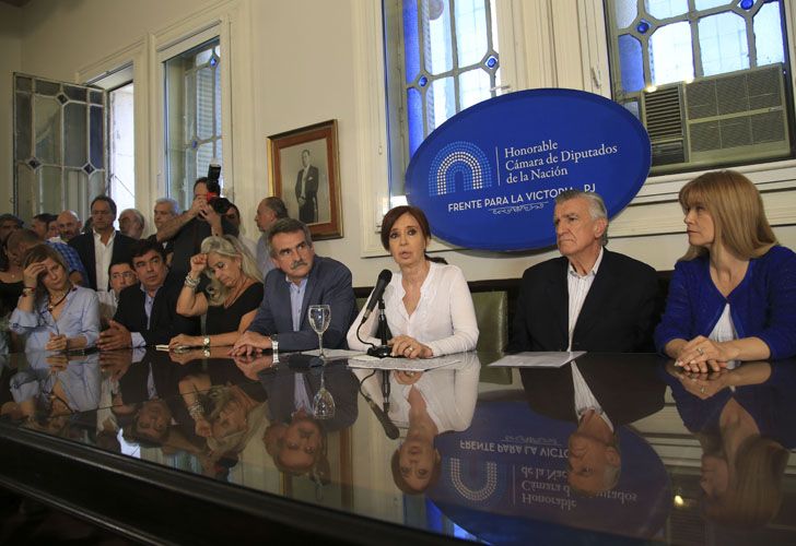 Cristina habló rodeada por Agustín Rossi y José Luis Gioja.