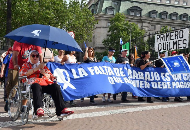 La marcha de la Resistencia inició el jueves y continúa el viernes hasta las 17. Es contra la persecución a los opositores. Hebe de Bonafini participa de la manifestación.