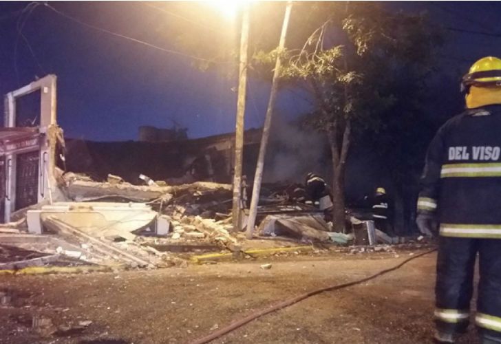 Una explosión y posterior incendio, destruyó dos locales de Pilar.