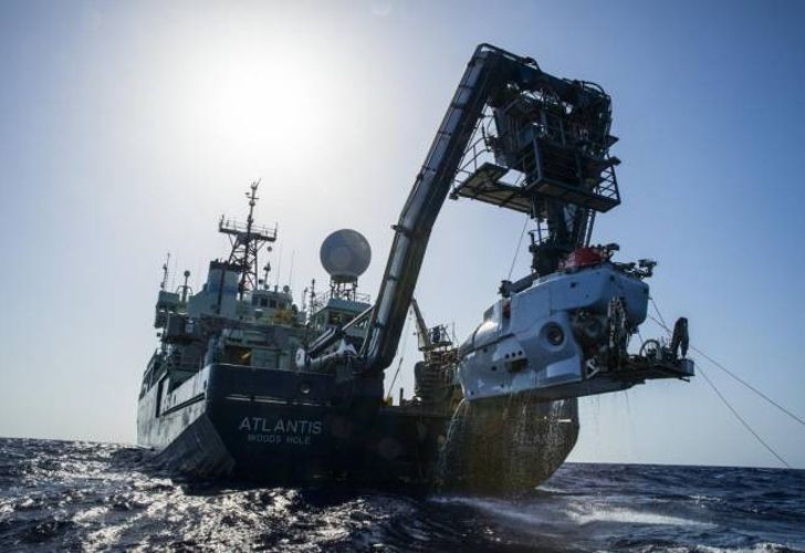 El buque científico estadounidense Atlantis, una de las embarcaciones que participa de la búsqueda del ARA San Juan, junto al submarino Alvin.