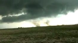 Relato desesperado de dos hombres luchando contra un tornado