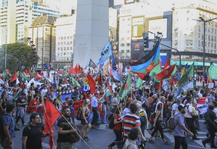 Organizaciones sociales de izquierda se manifestaron contra la Organización Mundial de Comercio realizada en Argentina.