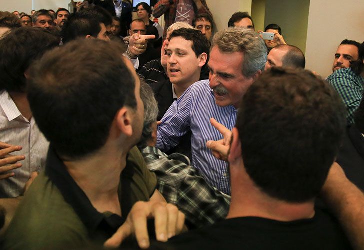 Jubilados protestan durante la reunion plenaria de las comisiones de Presupuesto y de Previsión de la Cámara de Diputados que tratan el proyecto de reforma previsional.
