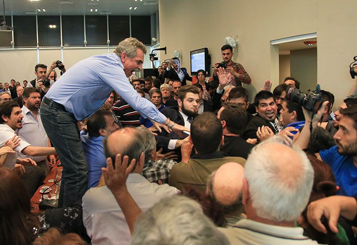 Jubilados protestan durante la reunion plenaria de las comisiones de Presupuesto y de Previsión de la Cámara de Diputados que tratan el proyecto de reforma previsional.
