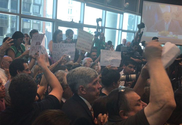 Manifestantes intentaron ingresar a la sala donde debatía la Comisión de Presupuesto