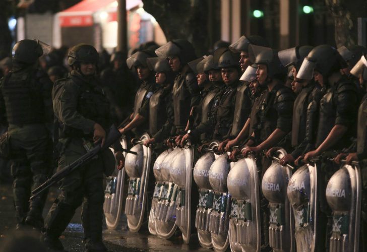 La protesta contra la reforma laboral que impulsa el Gobierno terminó con graves incidentes en la puerta del Congreso.