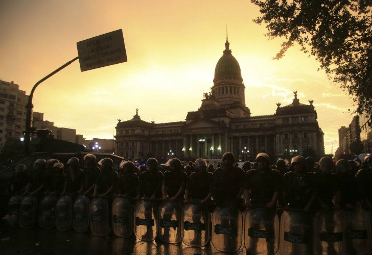 La protesta contra la reforma laboral que impulsa el Gobierno terminó con graves incidentes en la puerta del Congreso.