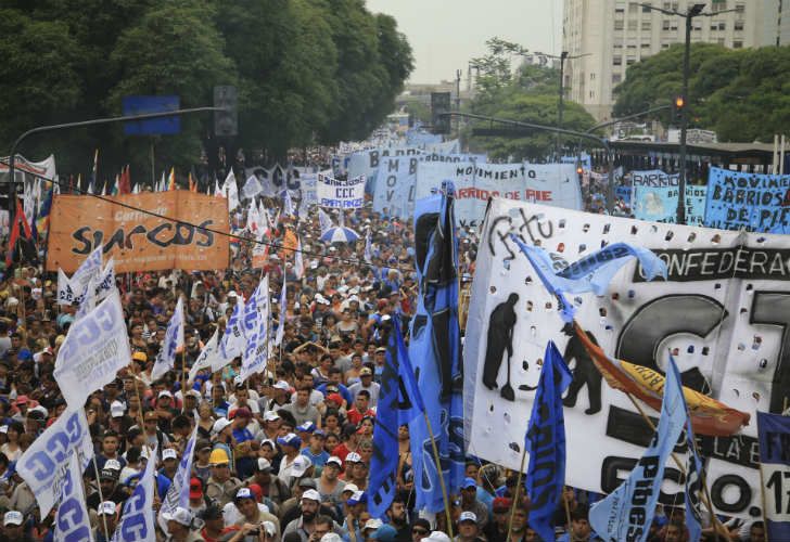 La protesta contra la reforma laboral que impulsa el Gobierno terminó con graves incidentes en la puerta del Congreso.