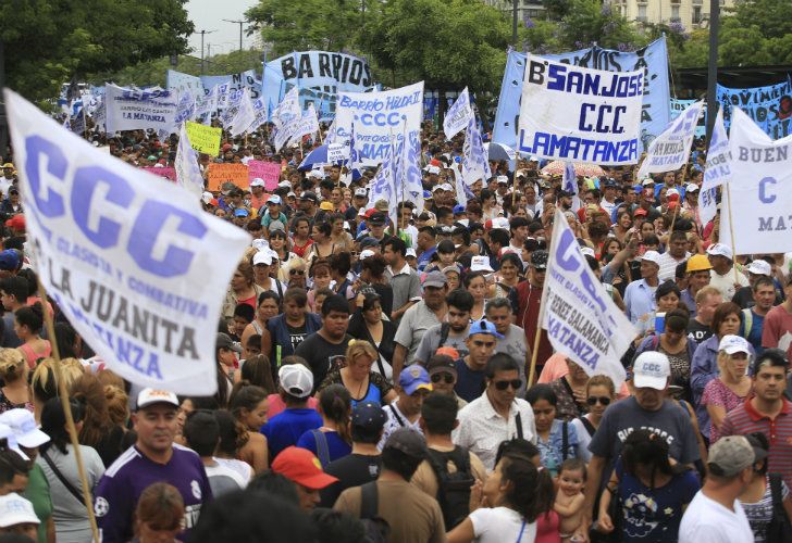 Militantes de organizaciones sociales de izquierda, sindicales y de partidos políticos opositores se movilizaban esta tarde hacia la esquina de las avenidas de Mayo y 9 de Julio.