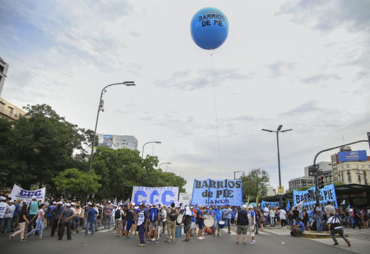 Militantes de organizaciones sociales de izquierda, sindicales y de partidos políticos opositores se movilizaban esta tarde hacia la esquina de las avenidas de Mayo y 9 de Julio.