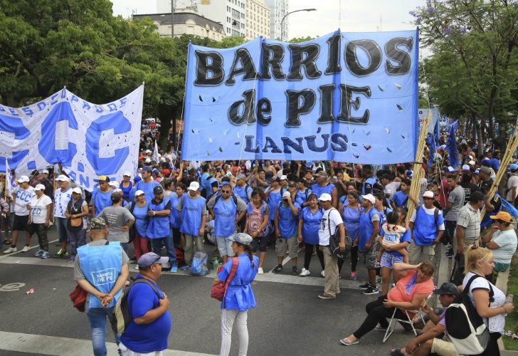 Militantes de organizaciones sociales de izquierda, sindicales y de partidos políticos opositores se movilizaban esta tarde hacia la esquina de las avenidas de Mayo y 9 de Julio.