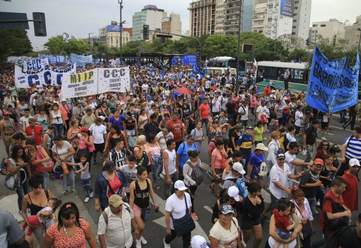 Militantes de organizaciones sociales de izquierda, sindicales y de partidos políticos opositores se movilizaban esta tarde hacia la esquina de las avenidas de Mayo y 9 de Julio.