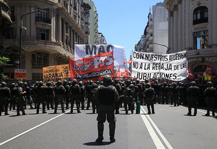 Fuerte operativo policial en el Congreso Nacional, en el que se reunirá la Cámara de Diputados para discutir la reforma previsional. 