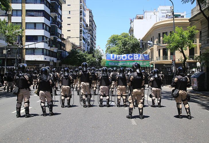 Fuerte operativo policial en el Congreso Nacional, en el que se reunirá la Cámara de Diputados para discutir la reforma previsional. 