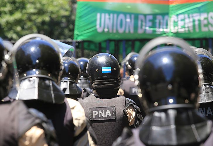 Fuerte operativo policial en el Congreso Nacional, en el que se reunirá la Cámara de Diputados para discutir la reforma previsional. 