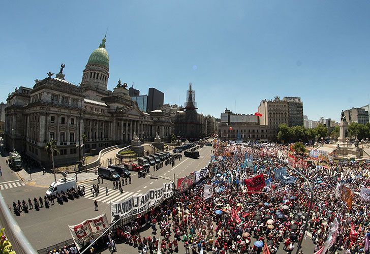 Vista de la manifestación de diversas organizaciones en las inmediaciones del Congreso