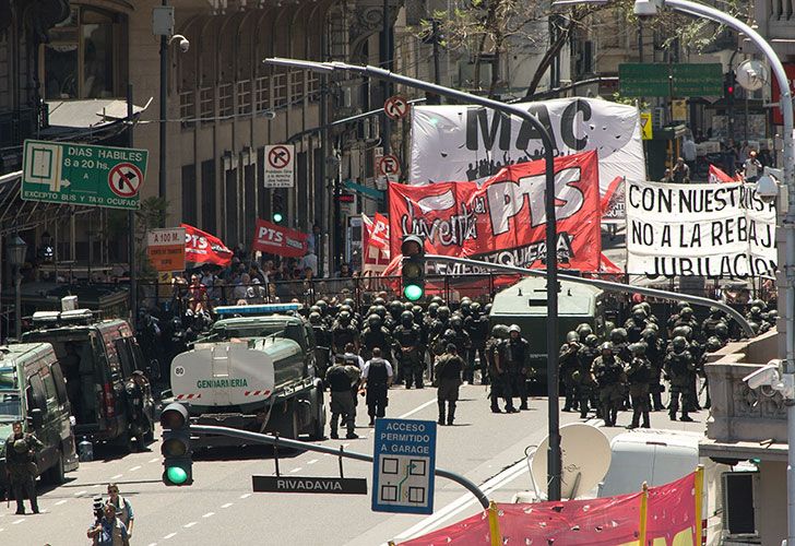 Vista de la manifestación de diversas organizaciones en las inmediaciones del Congreso