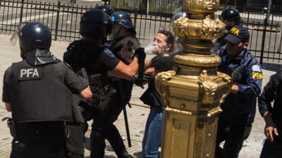 La diputada Mayra Mendoza sufrió la represión frente al Congreso