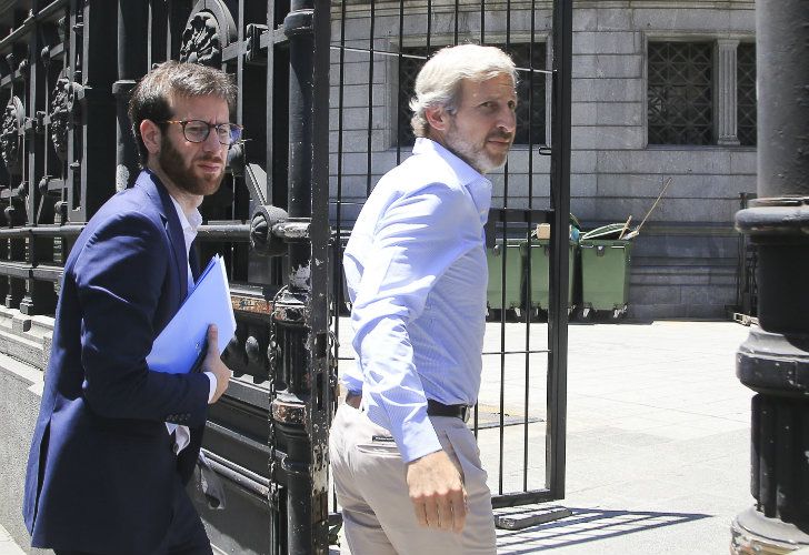 El ministro del Interior, Rogelio Frigerio, llega al Congreso para participar de la reunión por la reforma previsional. 