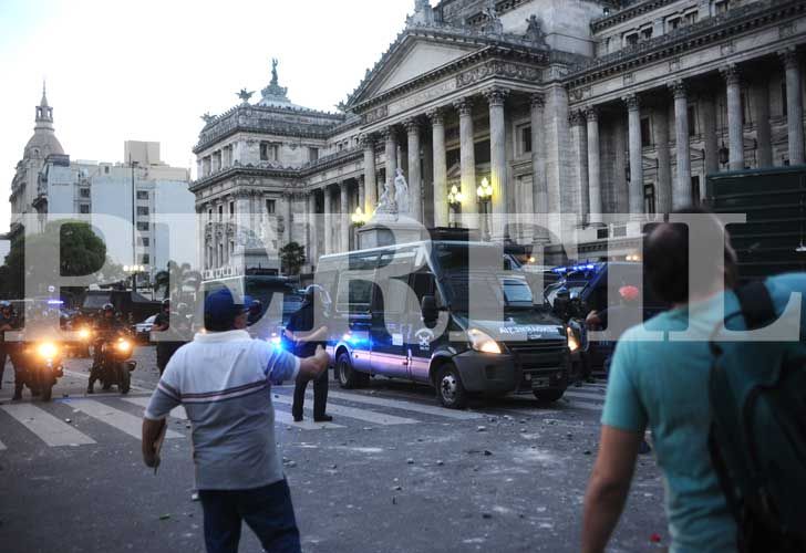 Los enfrentamientos en el Congreso dejaron más de 30 heridos