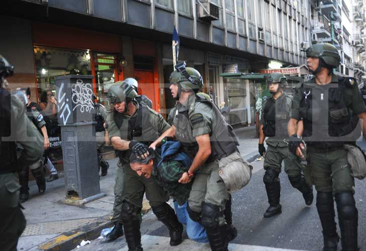 Los enfrentamientos en el Congreso dejaron más de 30 heridos