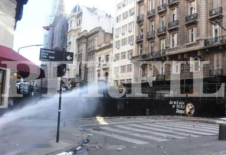 Los enfrentamientos en la zona del Congreso dejaron más de 30 heridos.