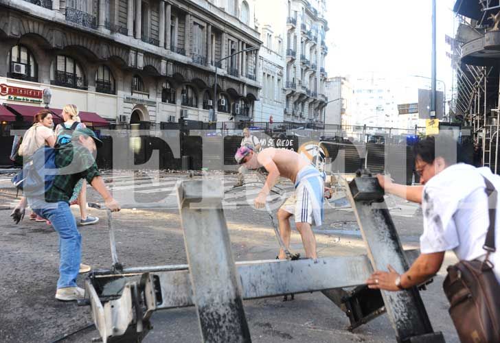 Los enfrentamientos en la zona del Congreso dejaron más de 30 heridos.