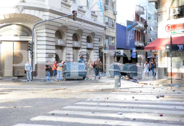 Los enfrentamientos en la zona del Congreso dejaron más de 30 heridos.