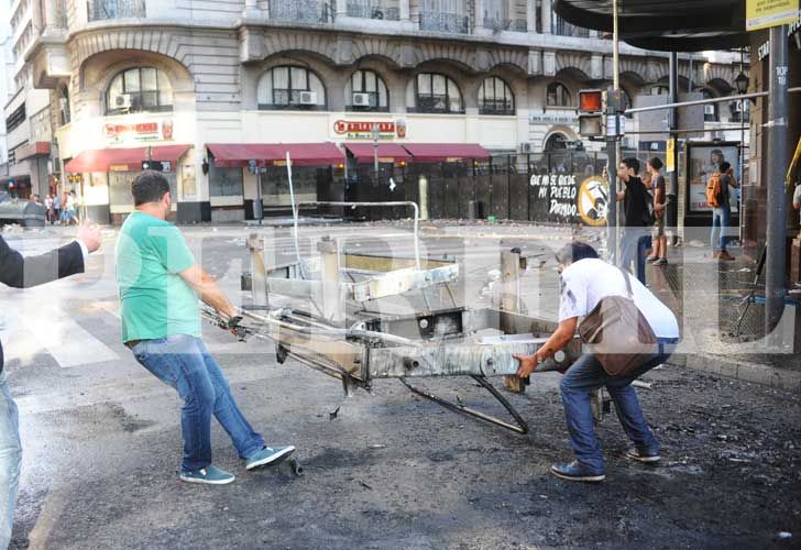 Los enfrentamientos en la zona del Congreso dejaron más de 30 heridos.