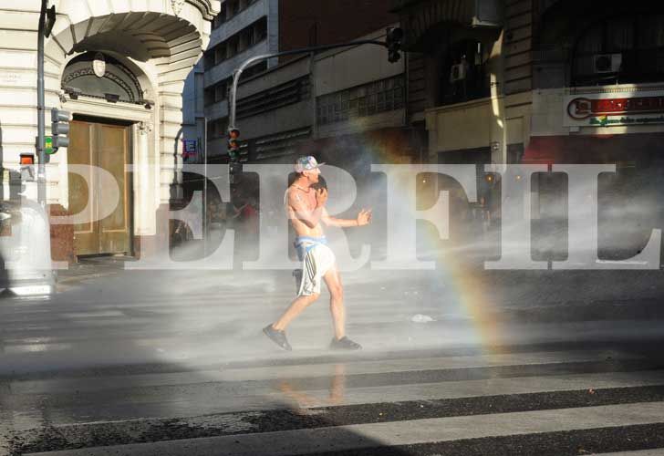 Los enfrentamientos en la zona del Congreso dejaron más de 30 heridos.