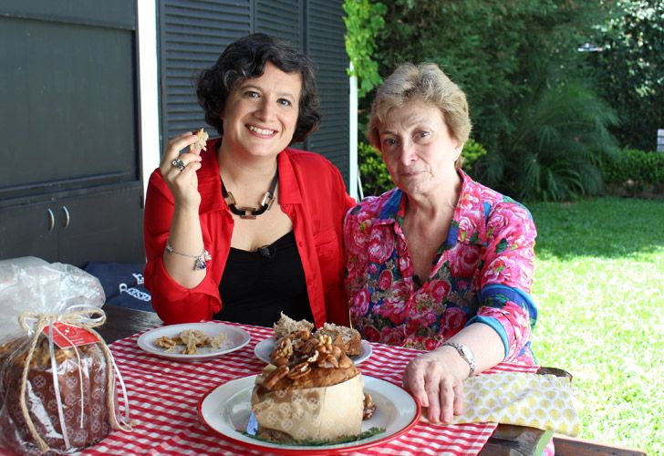 Regina Vaena ( nucha) nos muestra cómo hacer el pan dulce genovés 