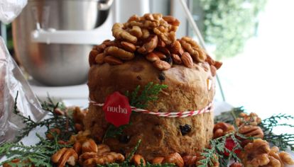 Regina Vaena ( nucha) nos muestra cómo hacer el pan dulce genovés