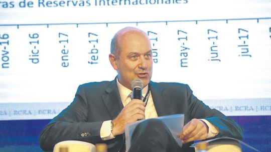 EN FOROS. Sturzenegger, habitué de exposiciones económicas, recibe críticas en el gabinete.