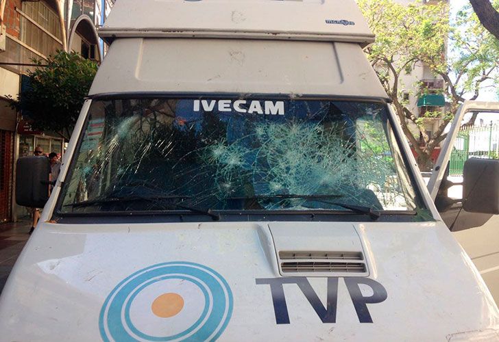 Manifestantes destruyeron el móvil de la TV Pública