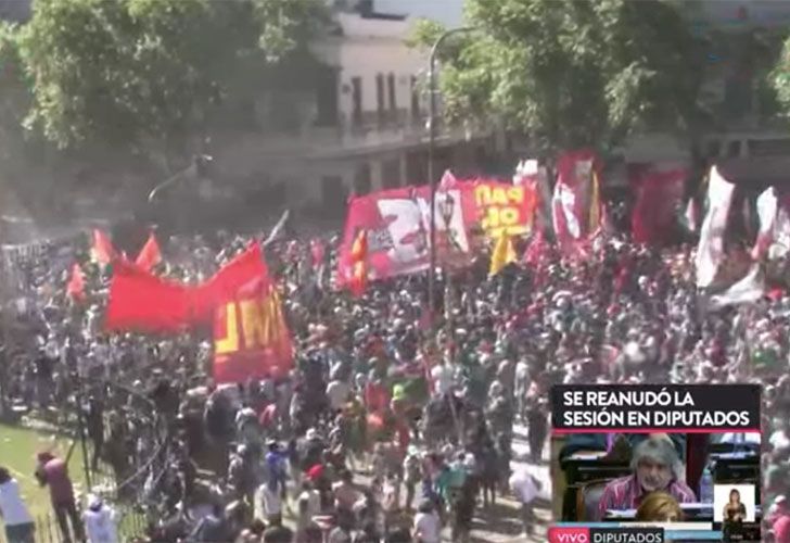 Sigue la tensión entre manifestantes y la policía cerca del Congreso Nacional