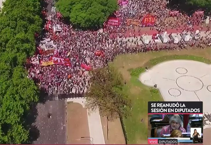 Sigue la tensión entre manifestantes y la policía cerca del Congreso Nacional