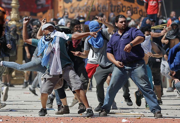 Fuerte enfrentamiento entre manifestantes y la policía