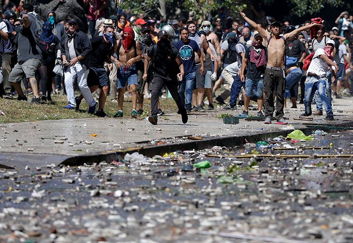 Fuerte enfrentamiento entre manifestantes y la policía