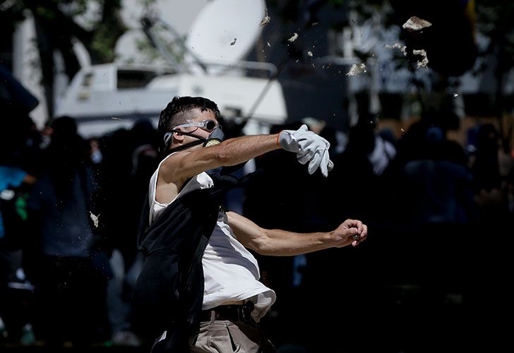 Fuerte enfrentamiento entre manifestantes y la policía